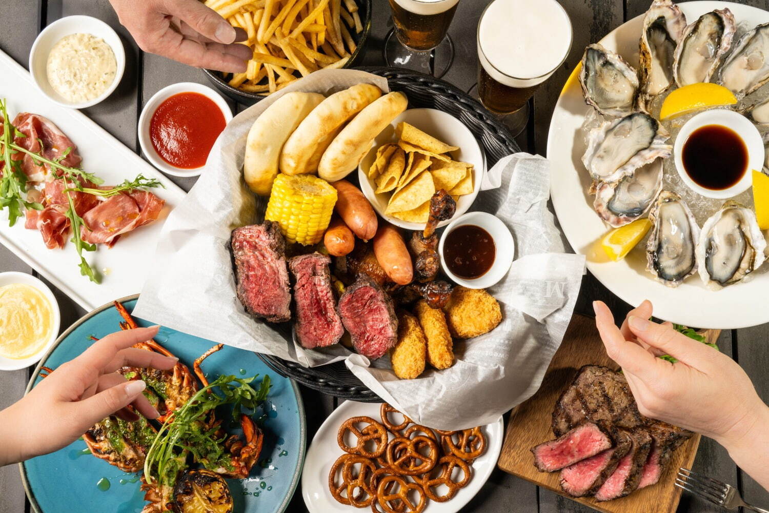 「大人のビアガーデン」グランフロント大阪で、炭火香るサーロインステーキや鶏腿肉のローストなど｜写真1